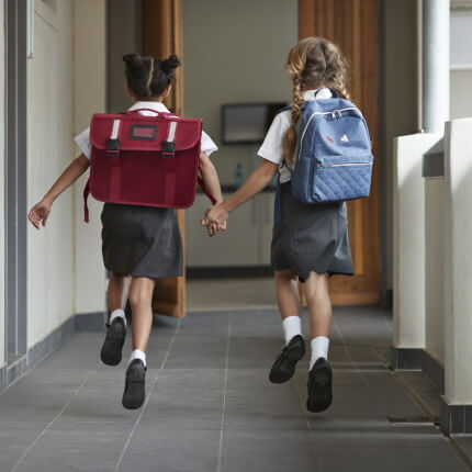 Aptauja: skolēna sagatavošana mācību gadam prasa vismaz 250 eiro